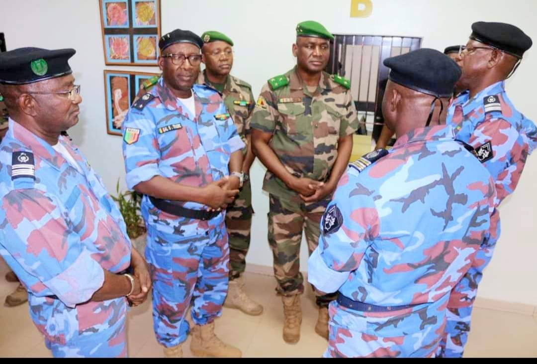 Réunion de commandement militaire... La Direction Générale de la police à l'honneur...